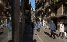 Personas caminando por la calle Comedias de Pamplona