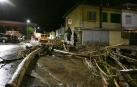 Árboles arrancados y arrastrados por la corriente junto con otros escombros en el barrio de Santa Lucía, en Prato (Italia), tras el paso de la borrasca Ciarán