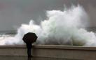 Una persona observa cómo rompe el fuerte oleaje en la costa de Baiona (Pontevedra)