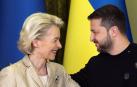 La presidenta de la Comisión Europea, Ursula von der Leyen, y el presidente ucraniano, Volodímir Zelenski, este sábado en Kiev