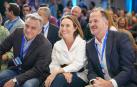El nuevo presidente del PP vasco, Javier de Andrés, la secretaria general del Partido Popular, Cuca Gamarra, y el expresidente del PP vasco, Carlos Iturgaiz, durante el Congreso territorial extraordinario del PP vasco celebrado este sábado Vitoria-Gasteiz
