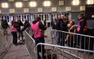 Fotos de la llegada del público del concierto de Miguel Ríos al Navarra Arena.