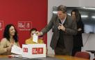 El candidato del PSdeG a la Presidencia de la Xunta, José Ramón Gómez Besteiro, junto con la alcaldesa de Lugo, Lara Méndez, vota en la consulta del PSOE a la militancia