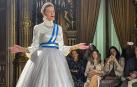 Una modelo desfila una creación inspirada en Eva Perón durante la presentación de una colección diseñada por el argentino Pablo Ramírez en el marco de la presentación del libro "Evita frente al espejo: ensayos sobre moda, estilo y política en Eva Perón" en la Casa de América de Madrid