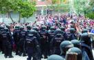 Agentes de la Policía Nacional forman, el 1 de octubre de 2017, un cordón policial en el IES Tarragona