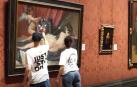 Dos activistas climáticos atacan a martillazos la 'Venus del Espejo' de Velázquez en la National Gallery de Londres