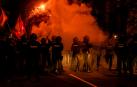 La Policía carga contra los manifestantes durante una concentración en contra de la amnistía, frente a la sede del PSOE en la calle Ferraz