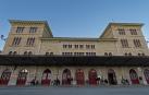 Andén de la antigua estación del Vasco Navarro, hoy de autobuses, con viajeros esperando