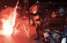 Carga policial ante manifestantes violentos en las cercanías de la sede socialista de la calle  Ferraz