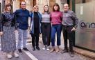 Desde la izda.: Cristina Azagra, trabajadora social; Humberto Perez de Leiva, vicepresidente; Cristina Salvador, coordinadora; Ana Pinedo, psicóloga; Isabel San Martín, enfermera, y Juantxo Remón, presidente de ANADI. A la derecha , una persona con un sensor de medición
