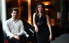 Antón Dolgov y Maite León, posando junto al piano del hotel Tres Reyes de Pamplona