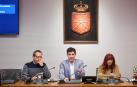 El secretario de la comisión de Peticiones, Mikel Zabaleta; el nuevo presidente Ibai Crespo, del PSN, y la vicepresidenta Maite Nosti, de Vox.
