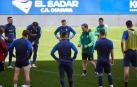 Jagoba Arrasate se dirige a sus jugadores en el entrenamiento de ayer celebrado en El Sadar