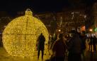 La bola transitable de Navidad que entusiasmó en la plaza de Santiago