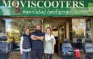 De izda. a dcha., Idoia Bengoechea, Leo y Diana, junto a varios modelos en el acceso al establecimiento