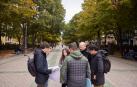 Los autores de ‘Zip’, ayer, con técnicos municipales en el paseo de Sarasate