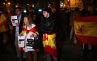 Jóvenes con banderas de España durante la concentración en Pamplona