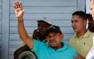 Luis Manuel Díaz Jiménez, padre del futbolista colombiano Luis Díaz, saluda a familiares, amigos y curiosos, que lo recibieron en su casa tras ser liberado después de permanecer secuestrado doce días por la guerrilla del Ejército de Liberación Nacional (ELN)