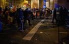 Varios manifestantes se enfrentan la policía, durante una protesta contra la amnistía, frente a la sede del PSOE, a 11 de noviembre de 2023, en Madrid