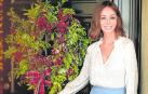 Isabel Preysler, junto a una decoración navideña