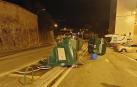 Se sale de la vía en la calle Concepción Benítez, y se lleva por delante varios contenedores y un vehículo
