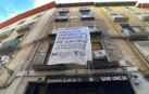 Una lona cubre la vivienda ocupada en la calle Jarauta 19 de Pamplona