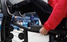 Una de las mujeres participantes en el estudio realiza los ejercicios del programa en las instalaciones deportivas de la UPNA