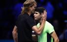 Alexander Zverev y Carlos Alcaraz se saludan al finalizar el encuentro