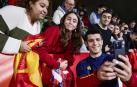 Álvaro Morata se saca una foto con fans en Las Rozas tras un entrenamiento de la selección española
