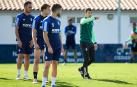 Alkiza da instrucciones ante Unai García, Pablño Ibáñez e Iker Muñoz durante la sesión de este martes en Tajonar