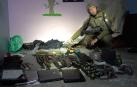 Un soldado israelí muestra las armas encontradas en un centro de mando de Hamas hallado bajo un hospital pediátrico de Gaza