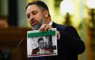 El líder de Vox, Santiago Abascal, sujeta una foto de Pedro Sánchez durante su discurso en el debate de investidura del candidato socialista