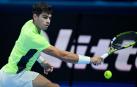 Carlos Alcaraz golpea a la pelota en el partido que le ha enfrentado a  Andrey Rublev en las Finales de la ATP