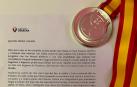 Un detalle de la carta mandada por Osasuna y la medalla de subcampeón de la Copa