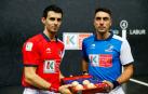 Los pelotaris Jokin Altuna (i) y Peio Etxeberria (d), tras la elección de material para la final del Campeonato del Cuatro y Medio del próximo domingo