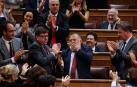 El diputado socialista Herminio Rufino Sancho Iñiguez, que ha recibido un huevazo en las inmediaciones del Congreso antes de la sesión de investidura , agradece los aplausos de sus compañeros