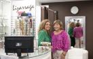 Lidia y Blanca Lizarraga Eraso, en la tienda Lizarraga, en la calle Martín Azpilcueta