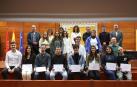 Ganadores y ganadoras (sentados, con el diploma, de izda. a dcha.: Elisa Irujo, Rodrigo Arvizu, Jon Urdioz, Nicolás Magarin, Nerea Pascual, Evelyn Gerrero y Norberto Rodríguez). En el extremo izquierdo de la fila, el finalista Álvaro Martín Castilla. Segunda fila, de izda. a dcha., los y las finalistas Irene Izco, Victoria Peñafiel, Mara Concepción Álvarez, Sergio Ibáñez Losantos, Isabel Jaso y Mikel Hualde. Fila superior, de izda. a dcha., Óscar Orzaiz (director del Grupo de Teatro de la UPNA) e integrantes del jurado: Gurutze Pérez Artieda, Mercedes Sánchez, Begoña Pérez Eransus, Jesús Rubio y Rodrigo Antón. A continuación, el presentador, Javier Izu
