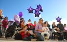 Familias sujetaron globos con los nombres de sus hijos, la semana de nacimiento y su peso
