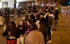 Los seguidores del cantante aguardan con paciencia la apertura de las puertas del Navarra Arena, algunos de ellos desde las 11:00 de la mañana, en una larguísima fila kilométrica