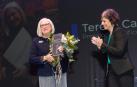 Teresa Catalán, con el Premio Fernando Remacha Honorífico 2023 que le entregó Rebeca Esnaola