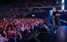 Una panorámica de cómo estaban las gradas y la pista del pabellón para escuchar el recorrido por la trayectoria musical del cantante asturiano