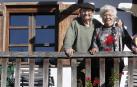 Agustín Ibarrola, junto a su mujer Mari Luz, en el balcón de su caserío