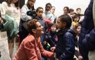 La Presidenta Chivite, con uno de los niños participantes en el encuentro