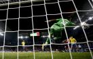 El portero de Las Palmas Álvaro Valles evita el gol de Budimir en el último partido en El Sadar
