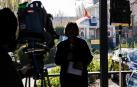 Periodistas frente al Palacio de la Moncloa, este lunes 20 de noviembre tras los anuncios del nuevo Gabinete de Pedro Sánchez
