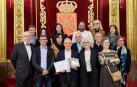 El médico de familia Ramón Villanueva Moreno, en el centro, con familiares y amigos tras recibir el premio Sánchez Nicolay.