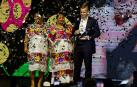 El chef español Dabiz Muñoz (d) recibe hoy el premio 'El Mejor Cocinero del Mundo' durante la gala The Best Chef Awards 2023