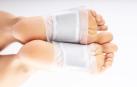 Unos pies cubiertos con parches detox