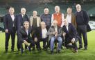 Reencuentro de algunos de los internacionales protagonistas del 12-1 a Malta posan en el Benito Villamarín junto al periodista José Ángel de la Casa